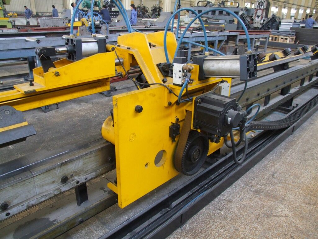 Servo feed carriage